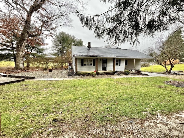 view of front of property featuring a front yard