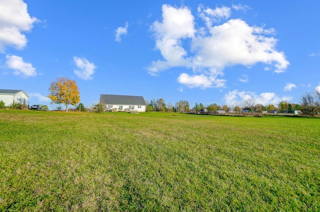 view of yard featuring a rural view