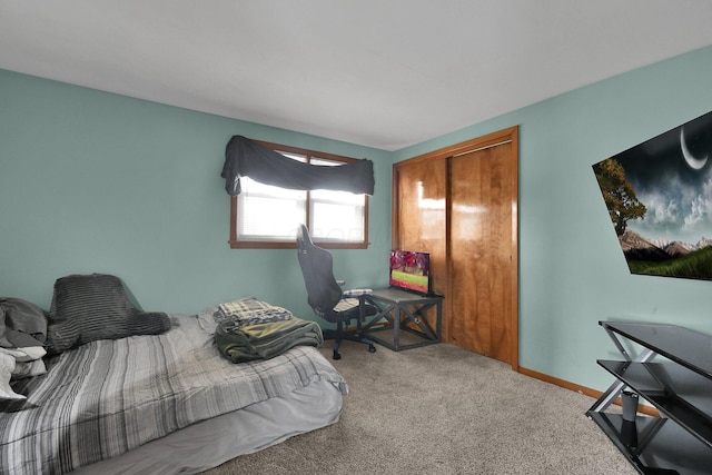 bedroom featuring carpet floors and a closet