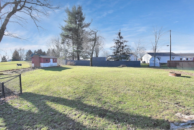 view of yard featuring an outbuilding