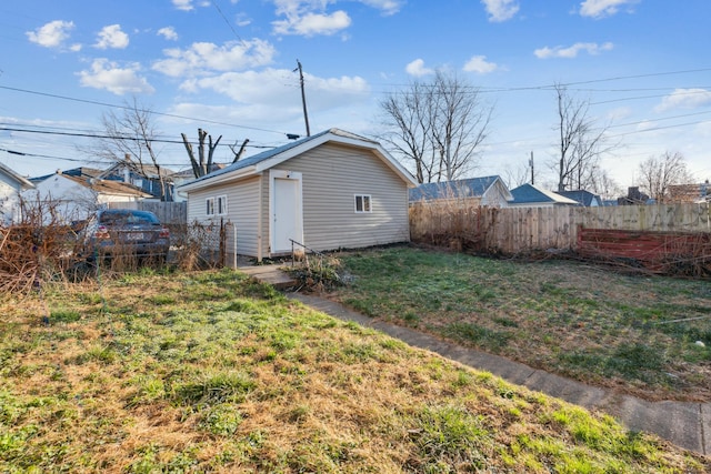 view of yard with an outdoor structure