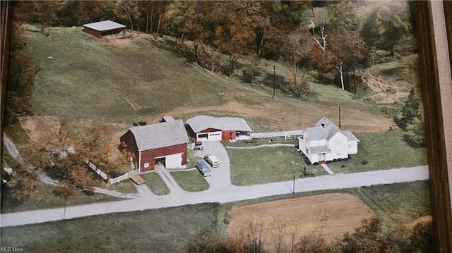 birds eye view of property featuring a rural view