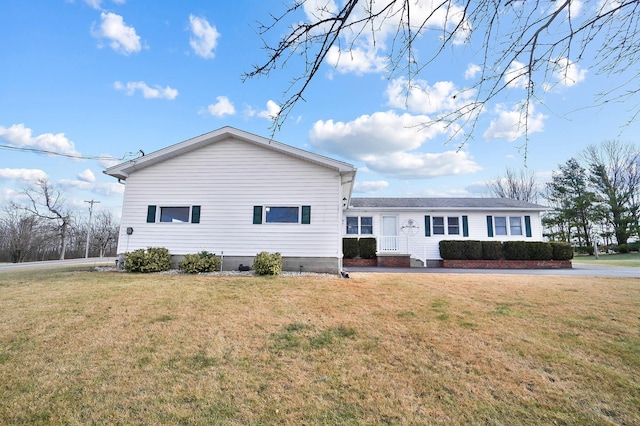 exterior space featuring a front yard