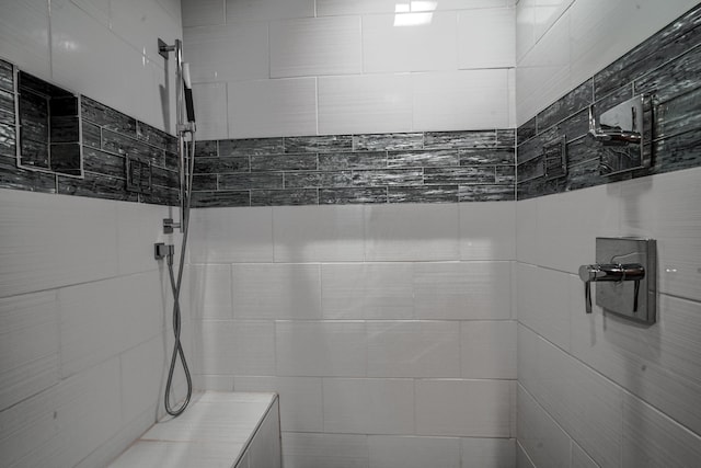 bathroom featuring a tile shower