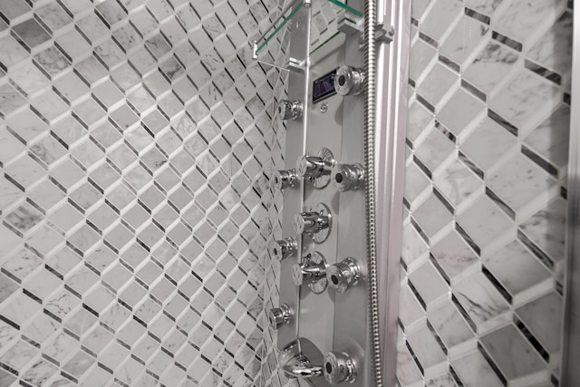 bathroom featuring tiled shower / bath