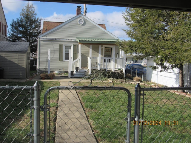 bungalow-style home featuring a front lawn