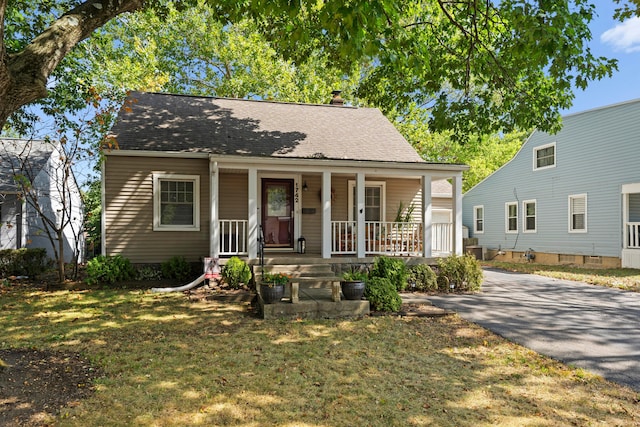 bungalow featuring a front yard