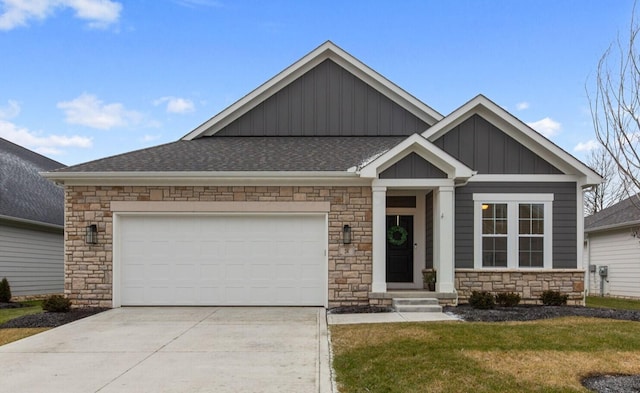 view of front of house featuring a front yard and a garage