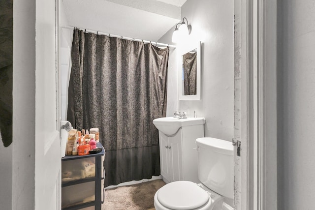 bathroom featuring a shower with shower curtain, a textured ceiling, vanity, and toilet