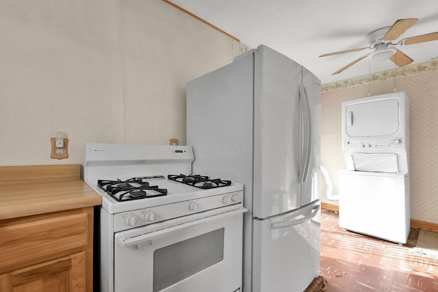 kitchen with ceiling fan and white gas range