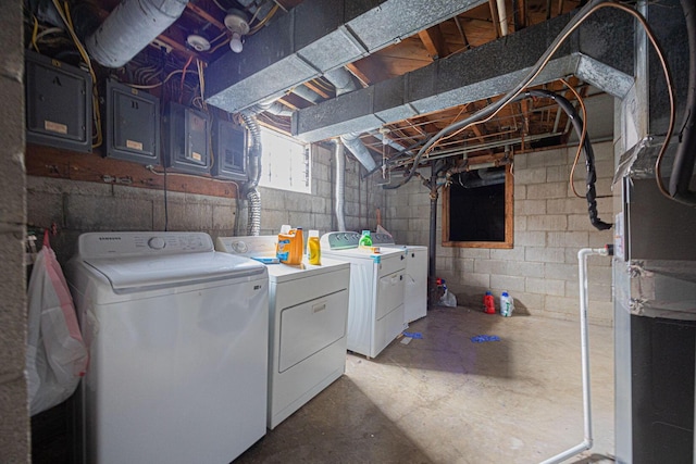 laundry area featuring washer and clothes dryer