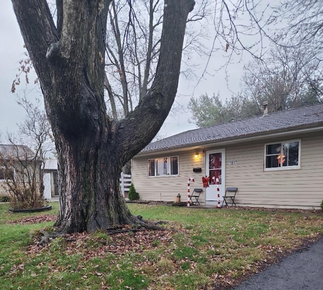 single story home with a front yard