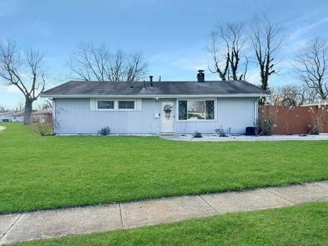 ranch-style home with a front yard