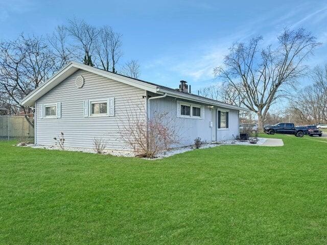 exterior space featuring a lawn