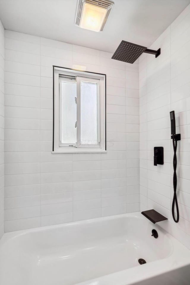 bathroom featuring tiled shower / bath combo