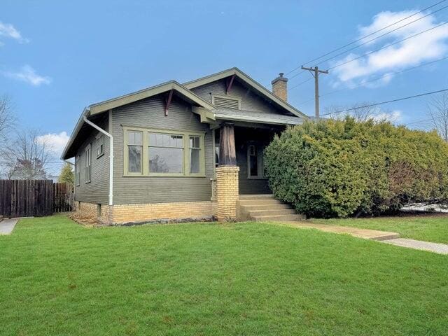 view of front facade with a front yard