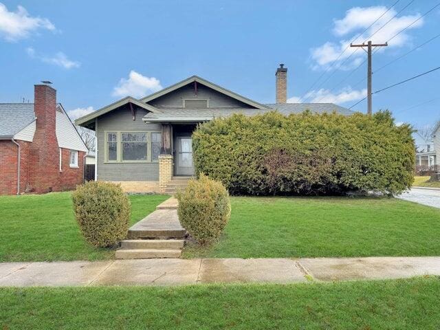 view of front of home featuring a front lawn