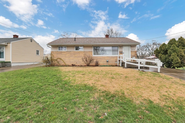 single story home with a front lawn