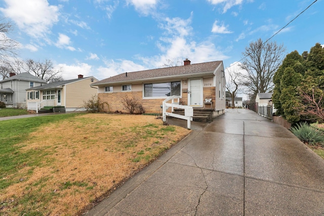 view of front of home featuring a front yard