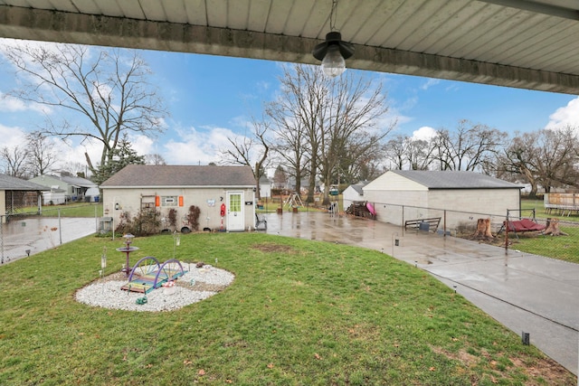 view of yard with an outbuilding