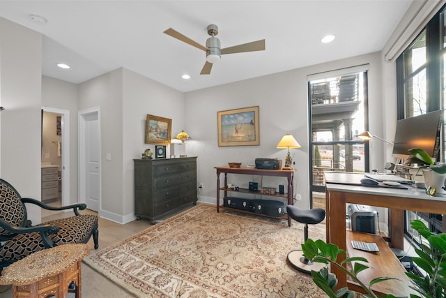 sitting room with ceiling fan