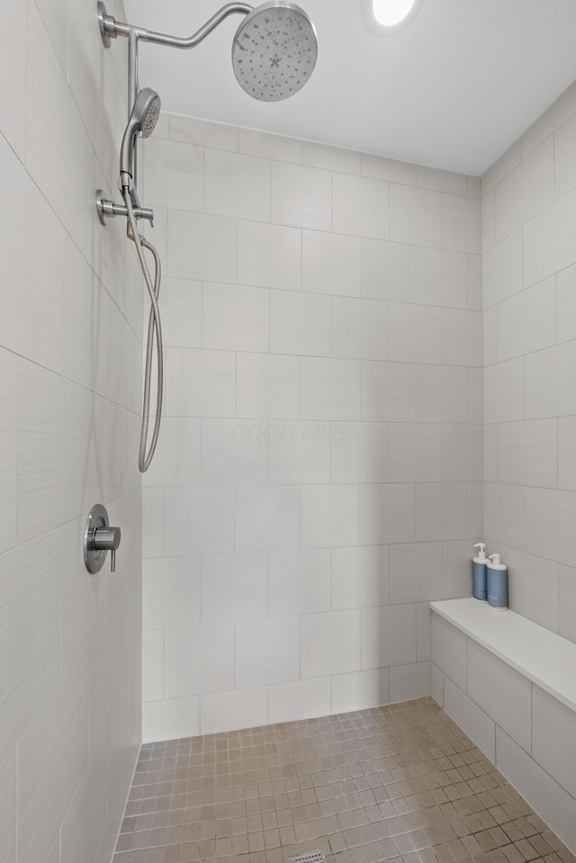 bathroom featuring a tile shower