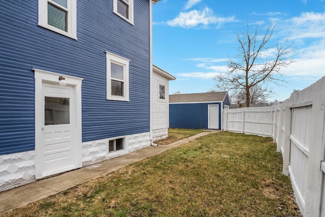 view of yard featuring an outbuilding