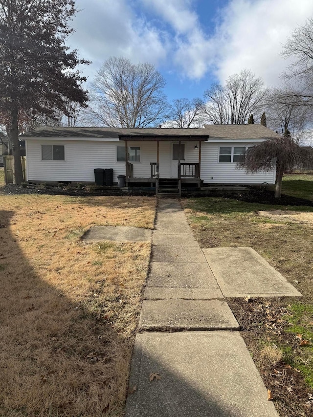 view of front of home featuring a front yard