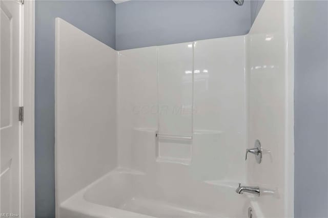 bathroom with tub / shower combination