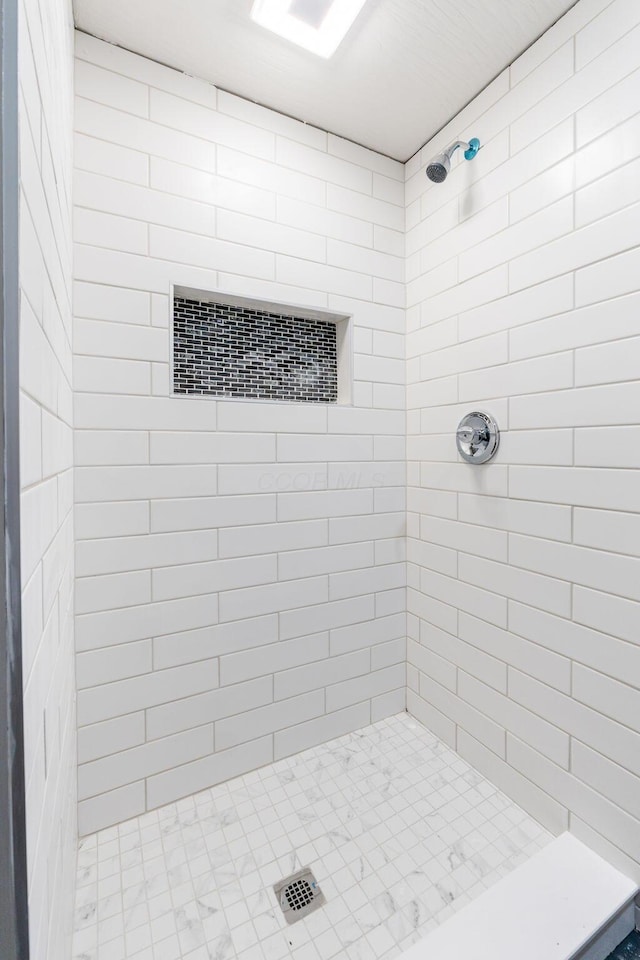 bathroom featuring a tile shower