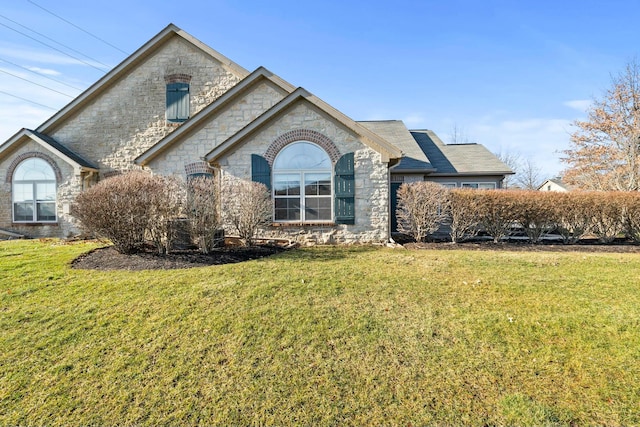 view of front of home featuring a front lawn