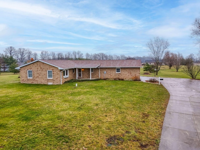 ranch-style home featuring a front lawn