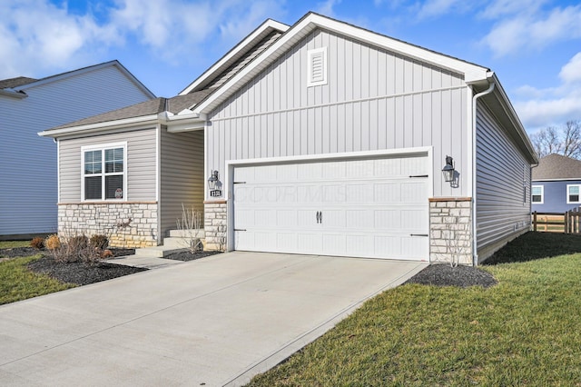 view of front facade featuring a garage and a front lawn