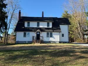 view of front of home with a front lawn