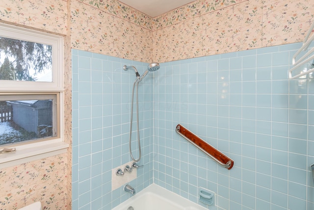 bathroom with tiled shower / bath combo