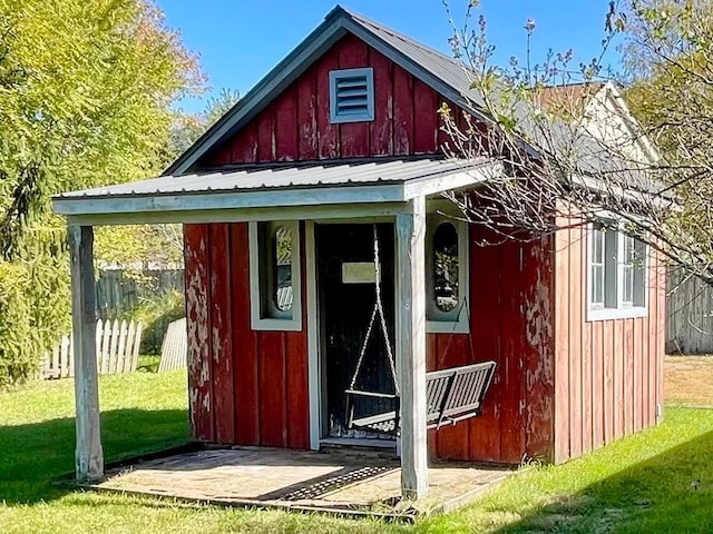 view of outdoor structure with a yard