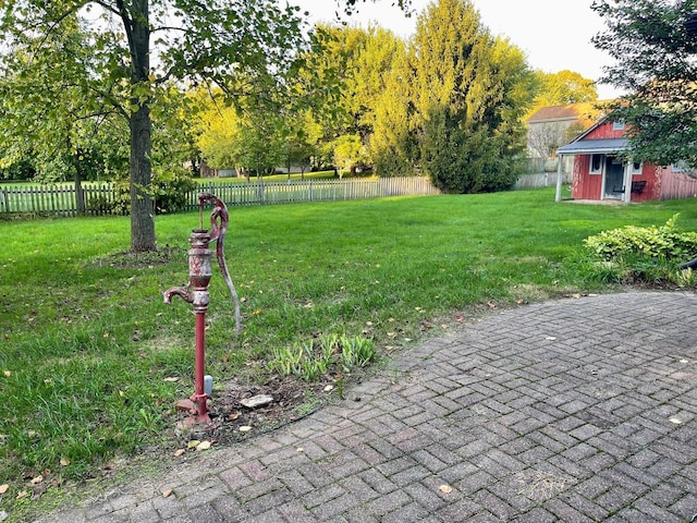 view of yard featuring an outdoor structure