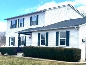 view of front of property featuring a front yard