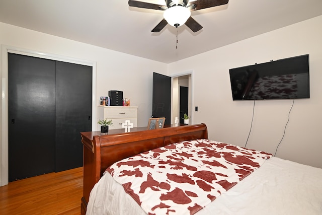 bedroom featuring ceiling fan, wood-type flooring, and a closet