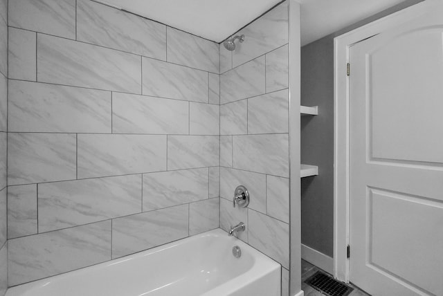 bathroom with tiled shower / bath combo