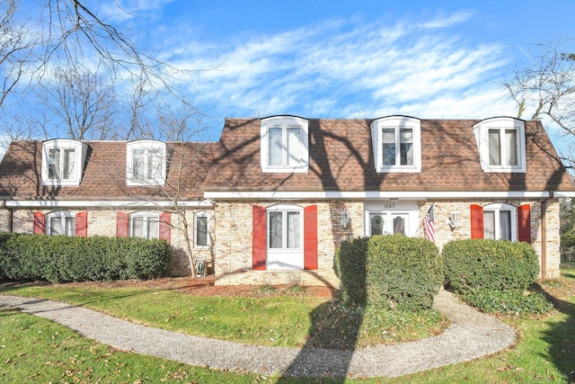 view of front of home featuring a front lawn