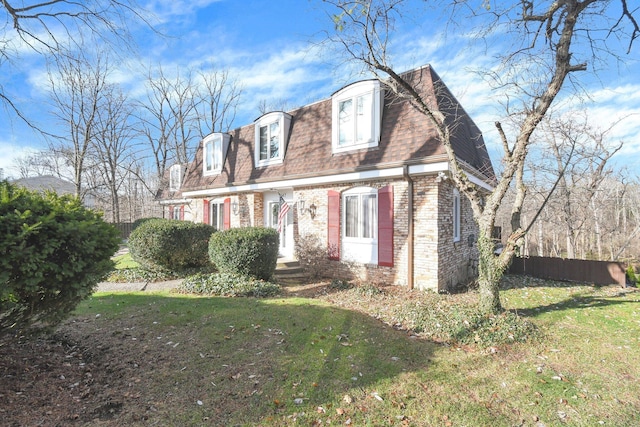 new england style home featuring a front lawn