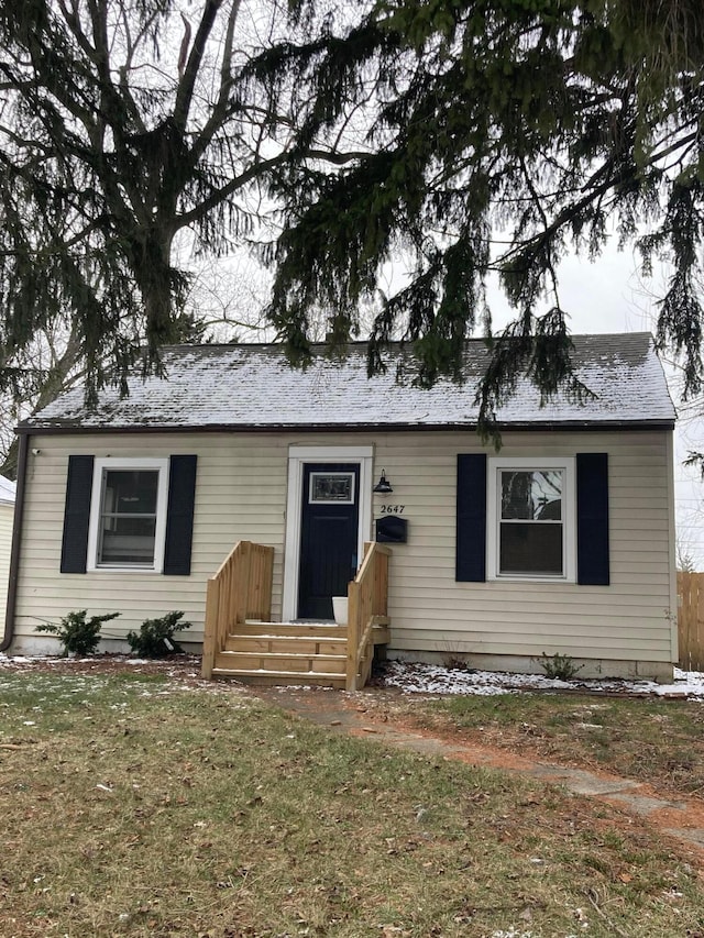 view of front facade featuring a front yard