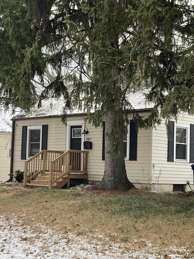 view of front of house with a lawn