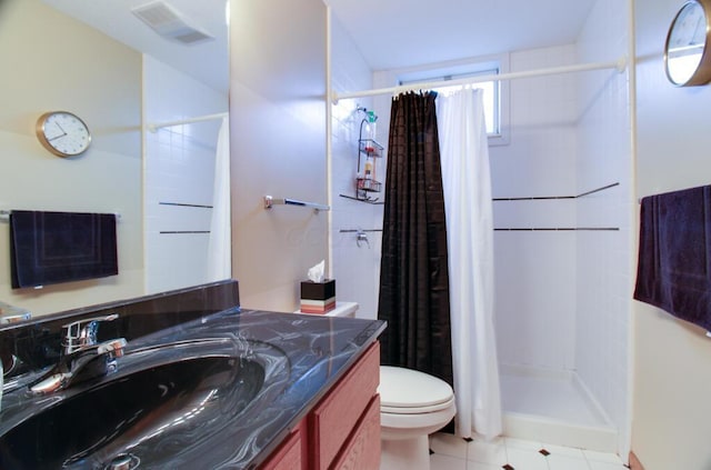 bathroom featuring a shower with curtain, vanity, and toilet