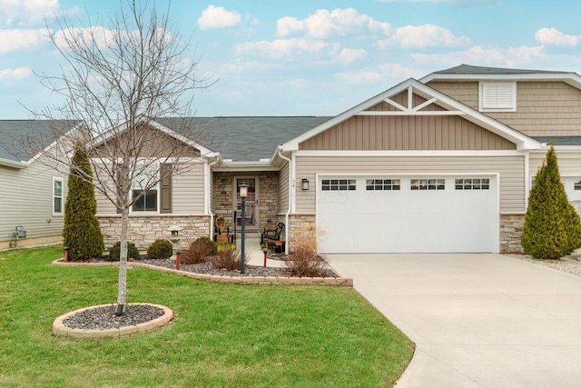 craftsman inspired home featuring a front lawn