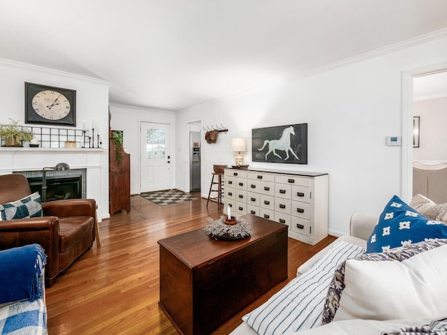 living room featuring hardwood / wood-style floors and crown molding