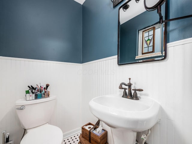 bathroom featuring toilet and sink