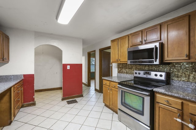 kitchen featuring backsplash and appliances with stainless steel finishes