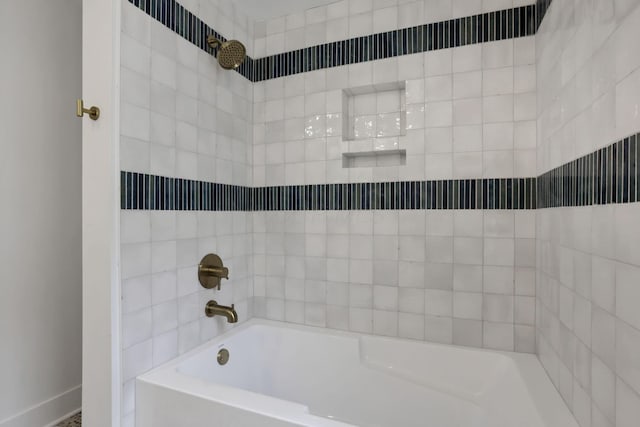 bathroom featuring tiled shower / bath combo